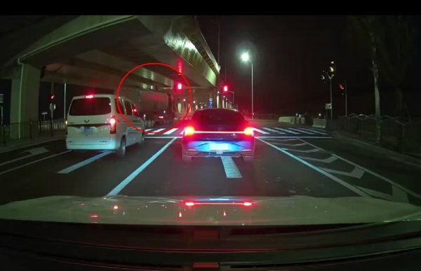 趣策略 上海街头，货车连续闯红灯险象环生！司机一句话甩锅，警方：记13分