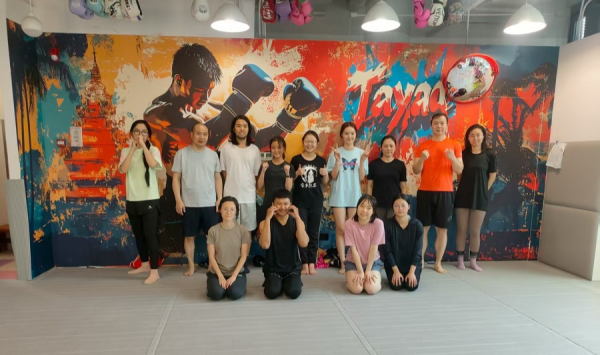 涨盈配 晨光里的拳脚与掌心间的奇迹——上海市民日校改写成年人的“碎片时光”