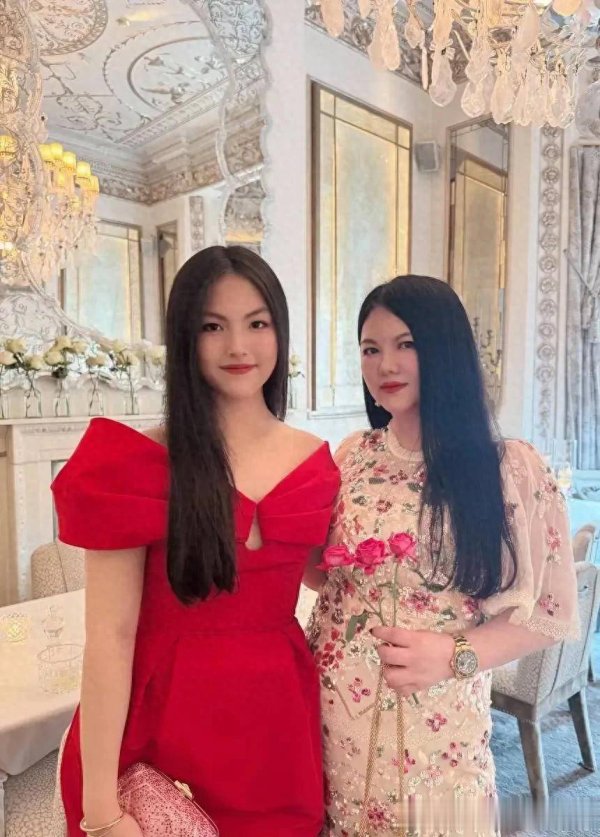 叁鑫策略 49岁李湘机场照体重失控，网友调侃像山，年轻时美若天仙